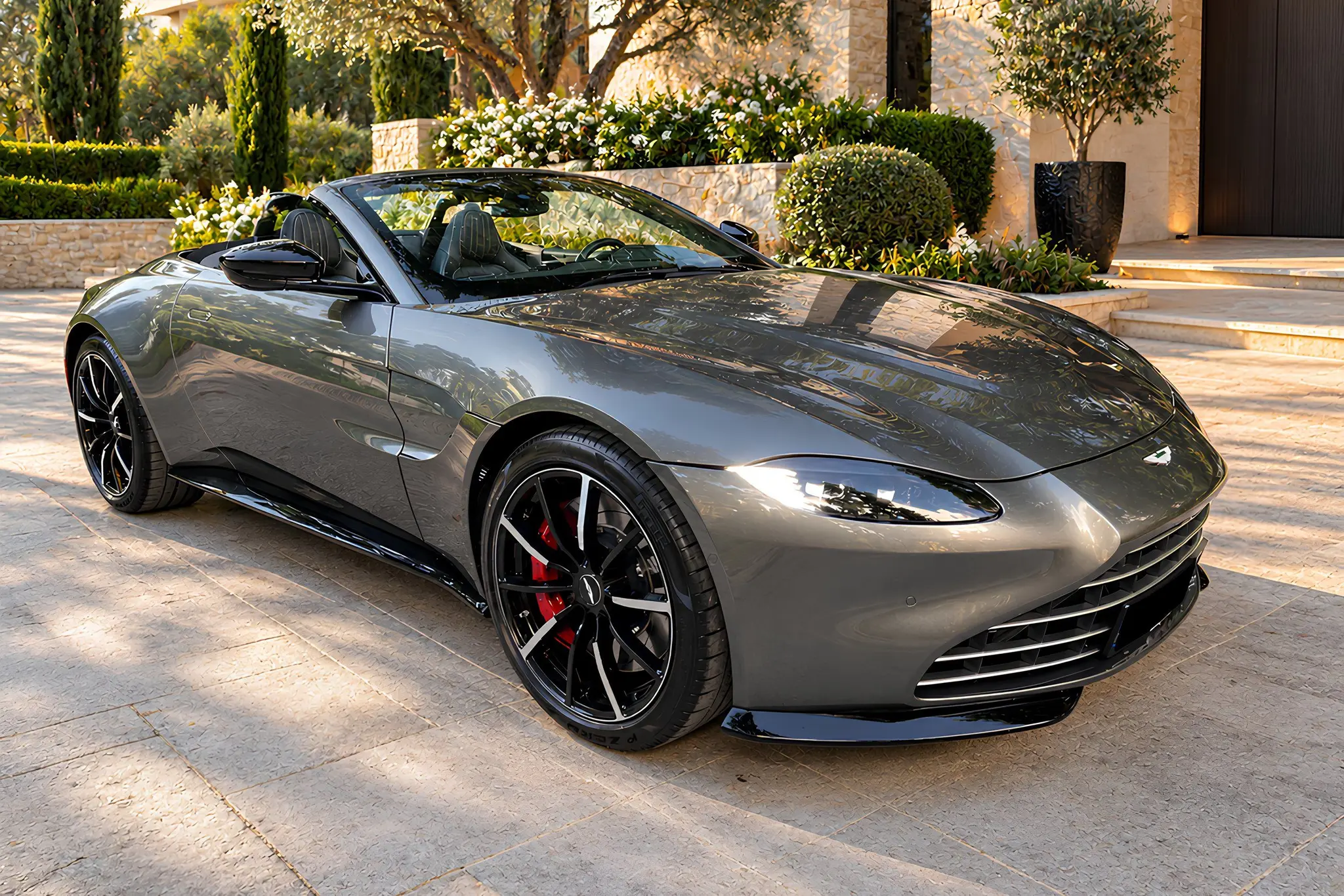 Aston Martin V8 Vantage Roadster grise, vue de trois quarts avant