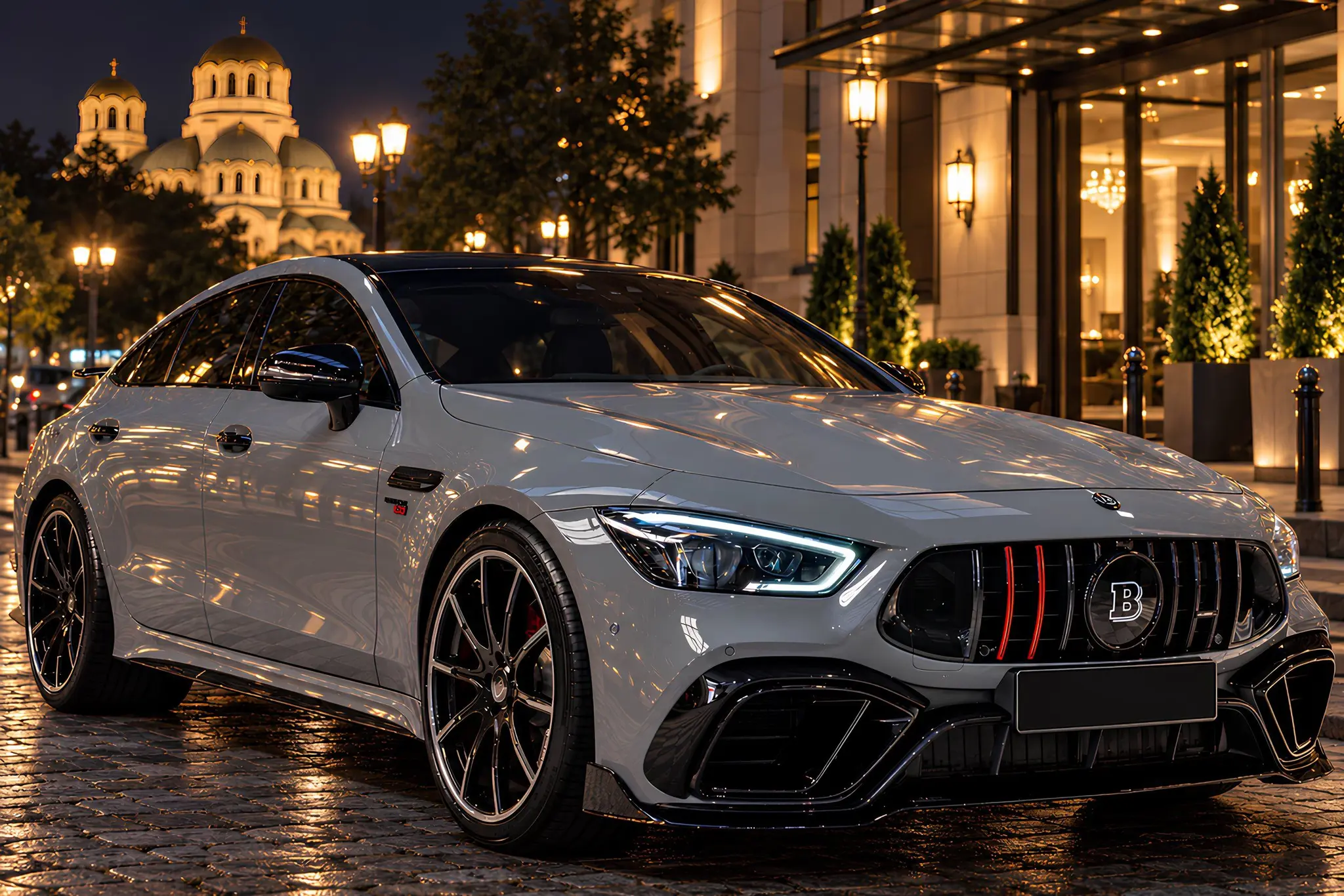 Mercedes-AMG GT 63 S Brabus 800 gris clair, vue de trois quarts avant, devant la cathédrale Alexandre-Nevski