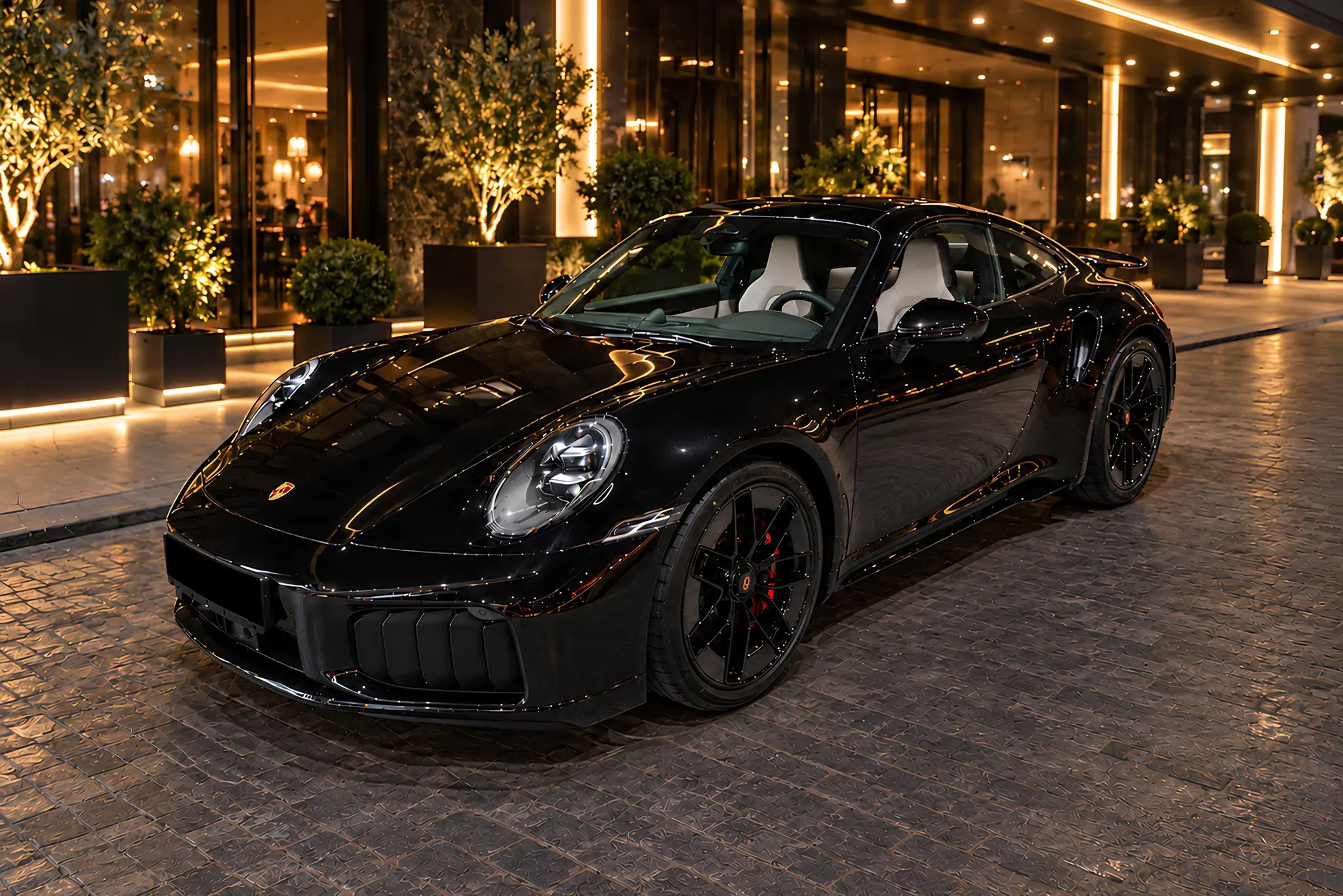 Porsche 911 Turbo S noire, vue de trois quarts avant
