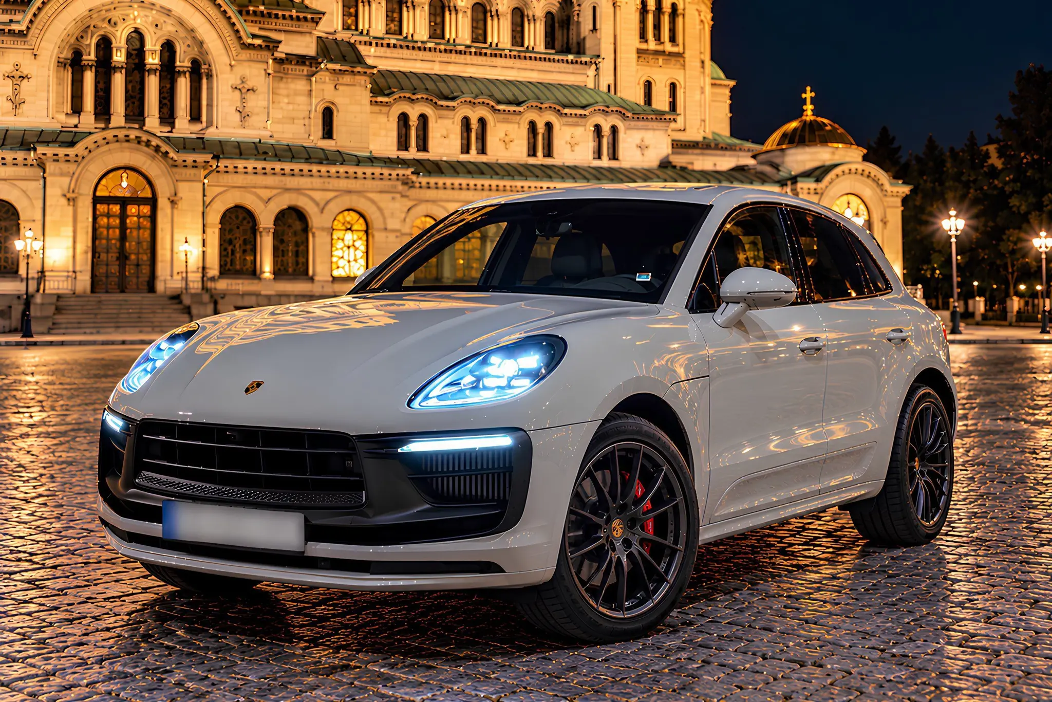 Porsche Macan GTS blanc sans toit ouvrant, vue de trois quarts avant, devant la cathédrale Alexandre-Nevski